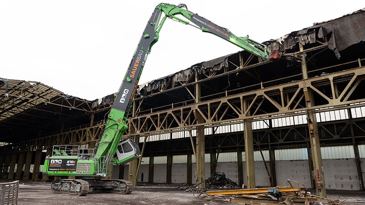 Sennebogen takes down 100-year-old steel building