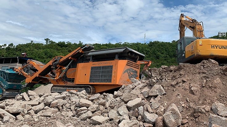 Rockster mobile crusher plays crucial role for new customer in Chongqing, China