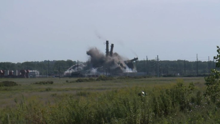 Video Iowa power plant imploded Construction & Demolition Recycling